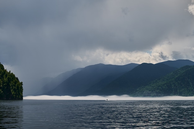 山の谷の霧。アルタイ山脈の湖の上の朝の霧。