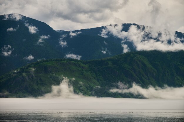 写真 山の谷の霧。アルタイ山脈の湖の上の朝の霧。