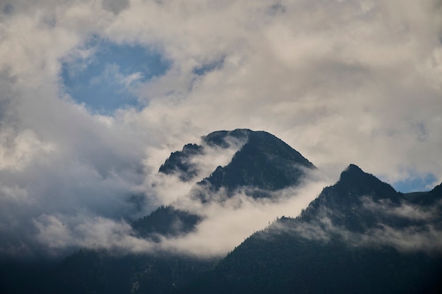 Nebbia nella valle di montagna. nebbia mattutina sul lago nei monti altai.