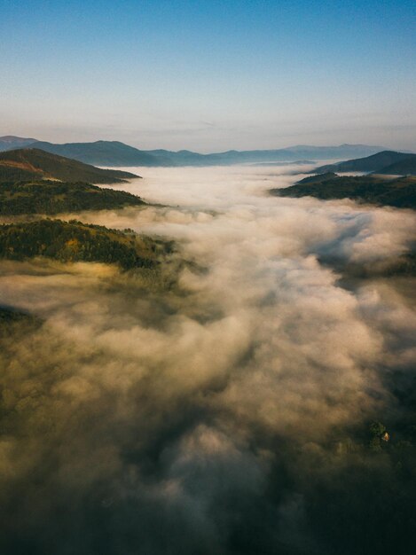 Foto nebbia nelle montagne dei carpati vista dal drone