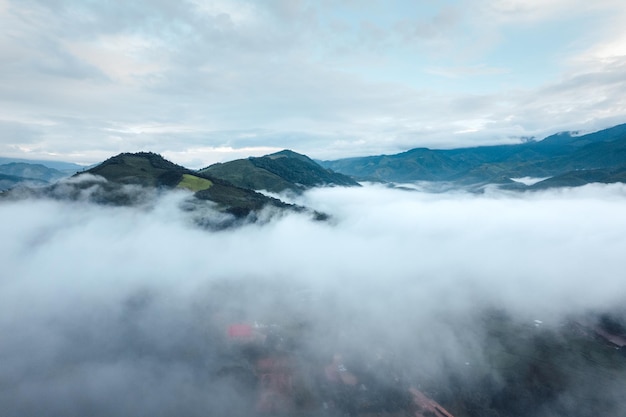 Nebbia e montagne al mattino