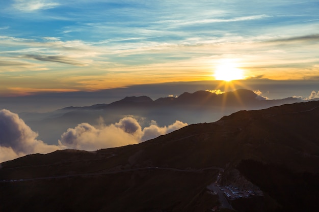 Nebbia e montagne a taiwan