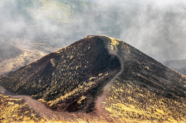 Nebbia sulla vetta del monte etna a catania sicilia, italia.