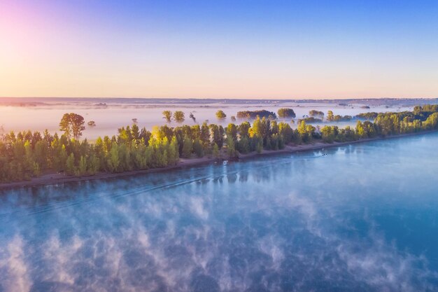 Foto nebbia sul fiume all'alba, vista dall'alto