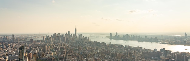 Photo fog over the skyscrapers of manhattan as well as the streets of a big city from above