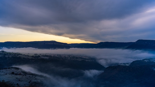 Туман над долиной Тарн в Мийо, Франция