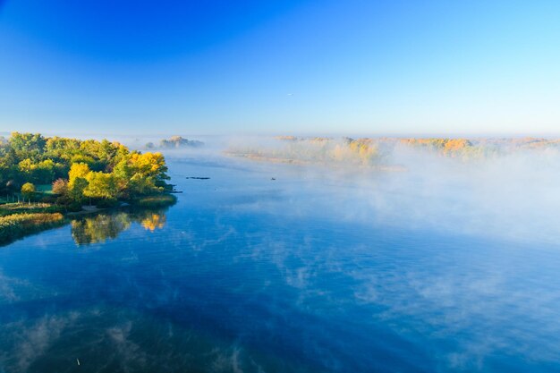 秋のドニエプル川の水上霧