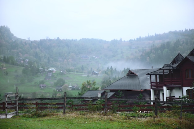 Mattinata nebbiosa d'autunno nelle montagne ucraina dei carpazi