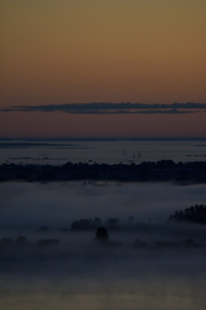 ヴォルガ川の霧の夜明け
