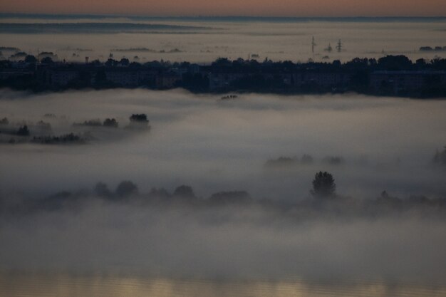 Alba nebbiosa sul fiume volga