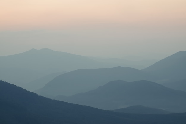 Carpathians 산에서 안개가 하루