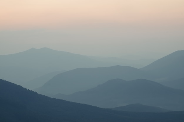 사진 carpathians 산에서 안개가 하루