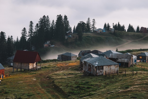 Фото Туманный вечер в горной деревне