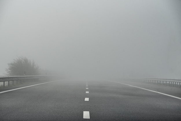 Photo foggy highway empty road