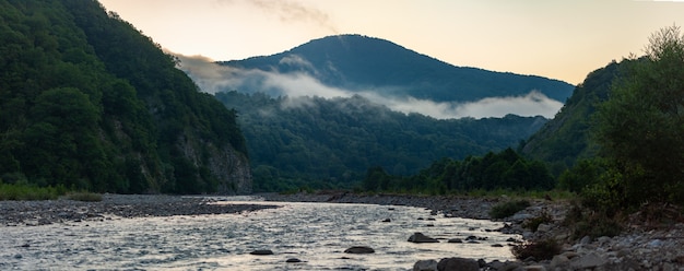 Foto mattinata nebbiosa dal fiume di montagna ashe