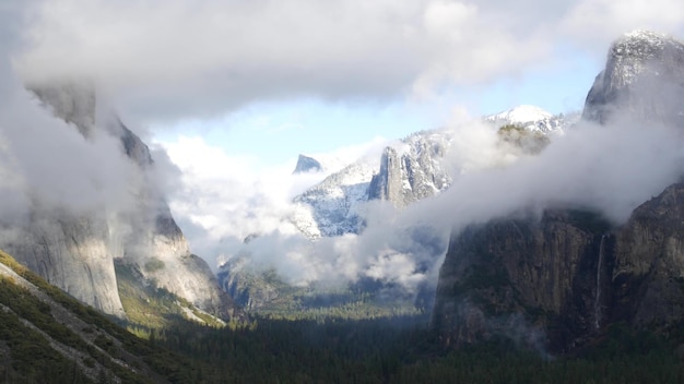 霧深い山の崖または急な岩霧の秋のカリフォルニアの岩山または断崖