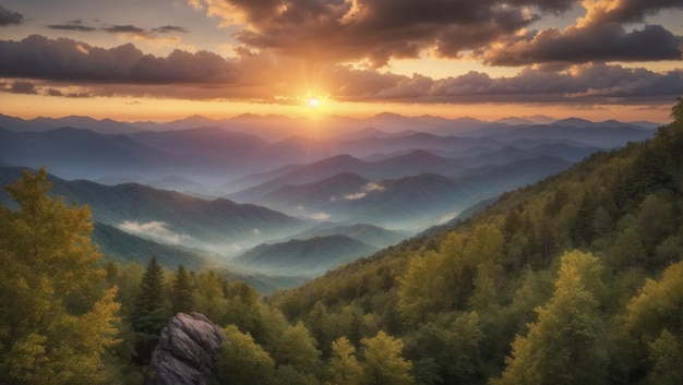 霧の山の夕暮れ