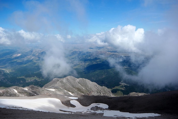 高所からの霧深い山の眺め