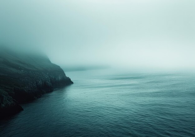 写真 霧の山と海
