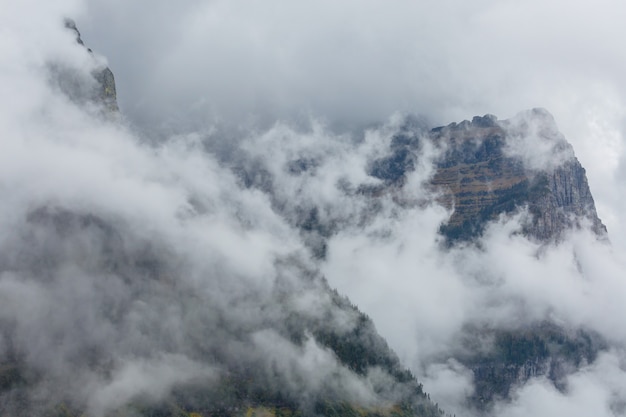 Montagne nebbiose nella stagione autunnale