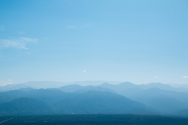 Photo foggy mountains landscape