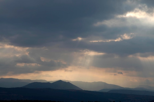 霧深い山々の夕暮れと曇り空