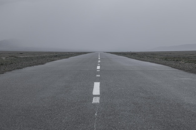 Foto nebbiosa mistica strada asfaltata