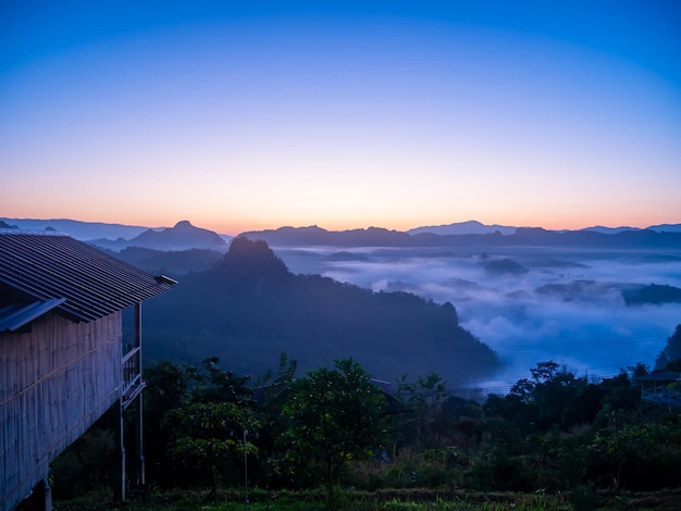 Natura nebbiosa dopo la pioggia giro turistico a phu chi fa mountainschiang rai thailandia