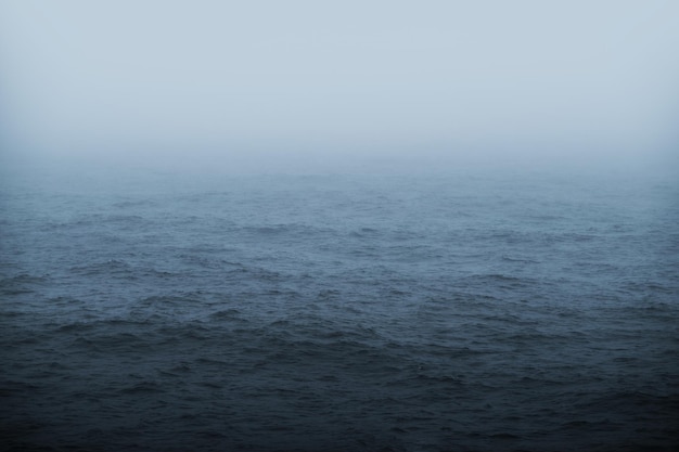 Photo foggy sea maritime weather theme ocean covered by dense fog