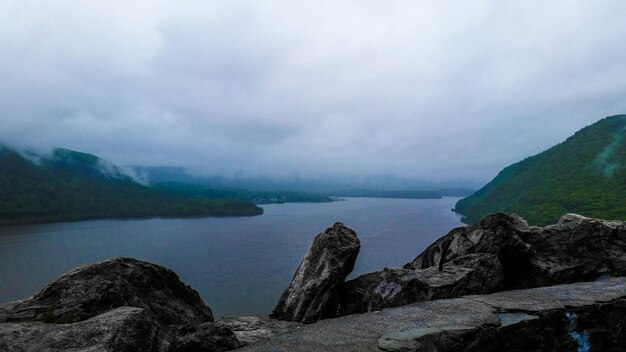 Photo foggy and serene view of lake minnewaska