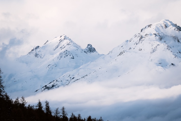 Photo foggy winter mountain landscape
