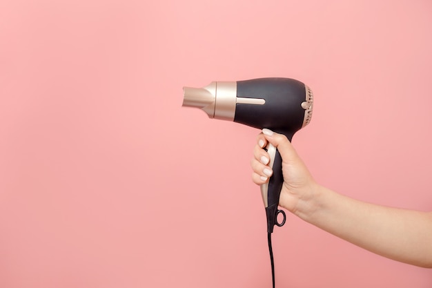 föhn in de hand van de vrouw