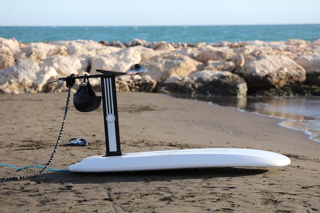 Foilboard in het zand op het strand