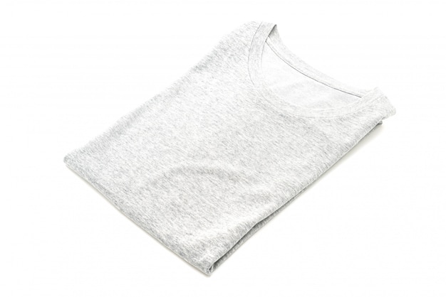 T-shirt piegata su bianco