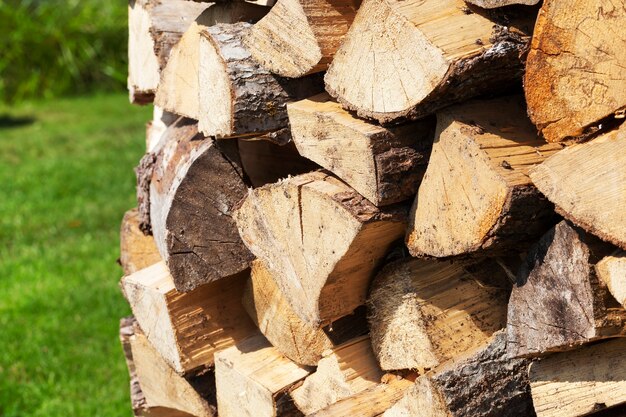 Piegati insieme in una pila di tronchi sminuzzati necessari per accendere il forno di casa. primo piano della foto, piccola profondità di campo