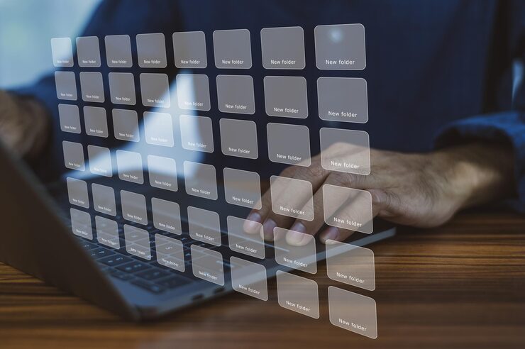 Photo 문서 관리 개념: 문서 관리 컨셉에 컴퓨터를 사용하는 사업가 온라인 문서 데이터베이스 및 디지털 파일 저장 시스템 또는 소프트웨어 데이터베이스 기술