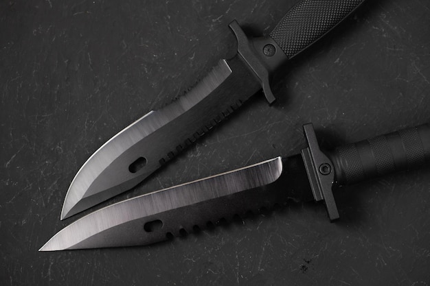 Складные ножи на черном фоне Ручные ножи на темном фоне