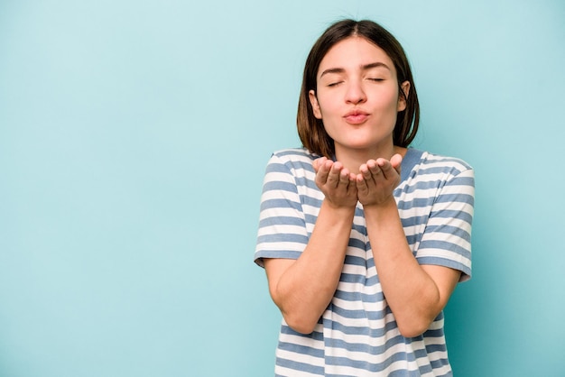 Piegare le labbra e tenere i palmi delle mani per inviare un bacio d'aria