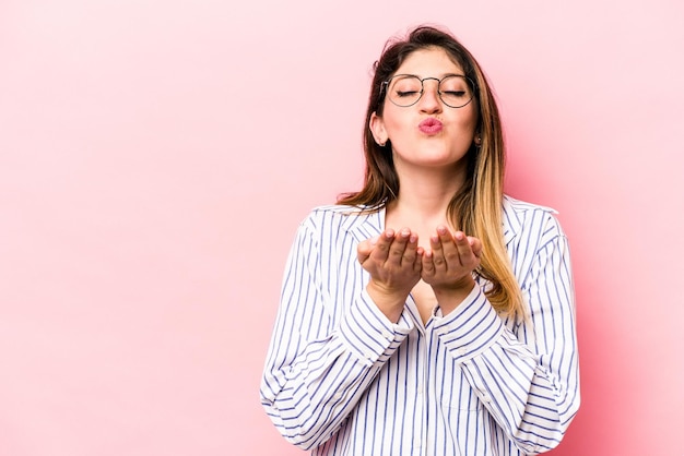 Foto piegare le labbra e tenere i palmi delle mani per inviare un bacio d'aria