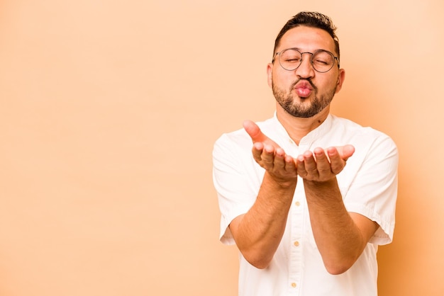 Piegare le labbra e tenere i palmi delle mani per inviare un bacio d'aria