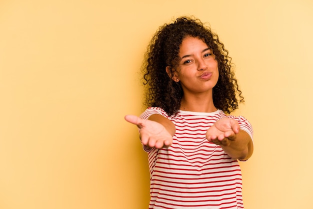 Piegare le labbra e tenere i palmi delle mani per inviare un bacio d'aria