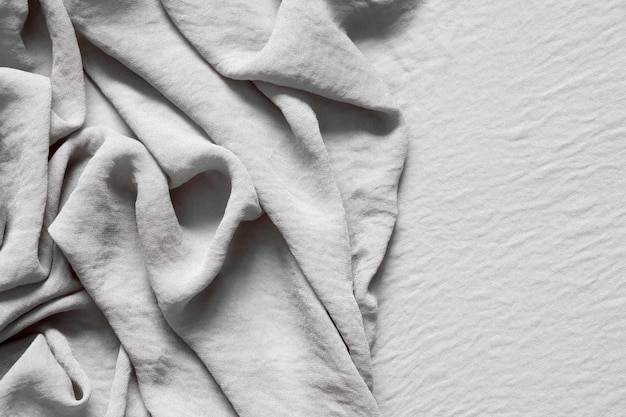 Складки из натуральной серо-бежевой ткани