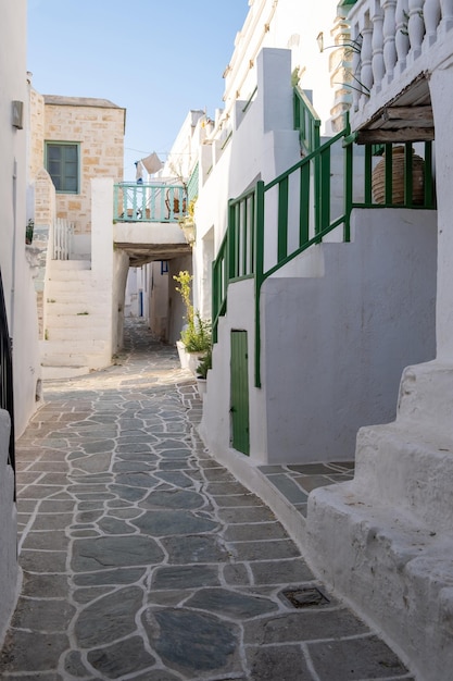 Photo folegandros island greece cyclades traditional whitewashed buildings and narrow street kastro