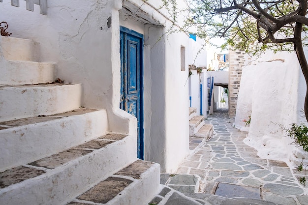 Photo folegandros island greece cyclades traditional whitewashed buildings and narrow street kastro