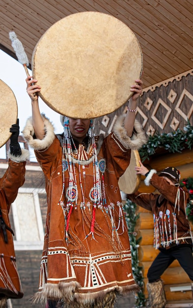 Foto esibizione di gruppi folkloristici in abiti di popolazioni indigene della kamchatka