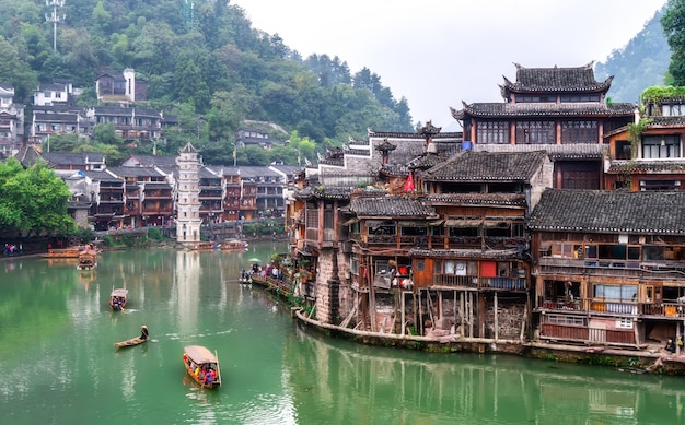 Photo folk houses along the river in the ancient city of phoenix, hunan