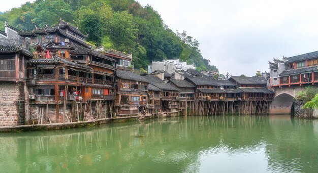 Case popolari lungo il fiume nell'antica città di phoenix, hunan