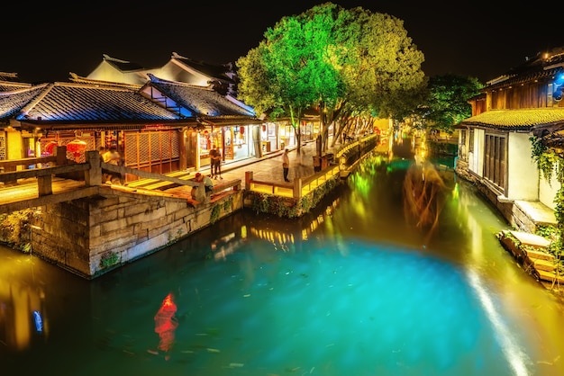 Zhouzhuang Ancient Town의 민가와 강