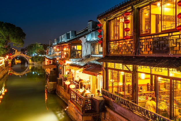 Zhouzhuang Ancient Town의 민가와 강