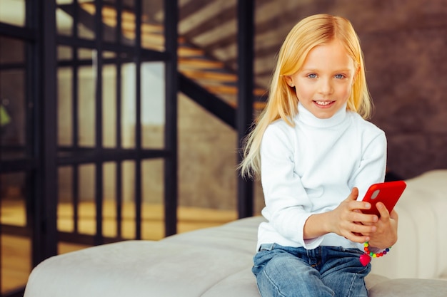 Seguimi. incredibile bambina che continua a sorridere mentre è a casa